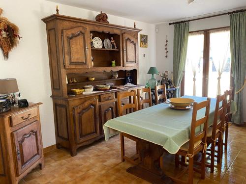- une cuisine avec une table et une armoire en bois dans l'établissement Maison provençale en campagne à Eguilles, à Éguilles