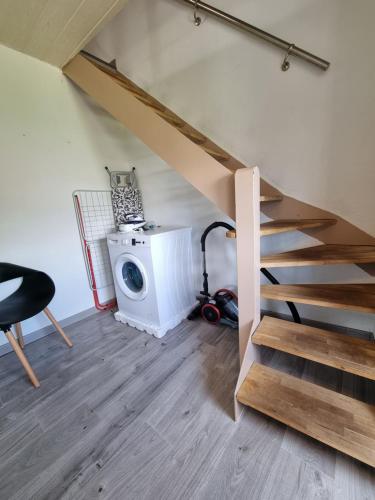a staircase in a room with a washing machine at MAISON COSY 7 minutes des frontières in Rosenau