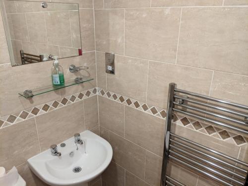 A bathroom at Endeavour Cottage Whitby sleeps 6