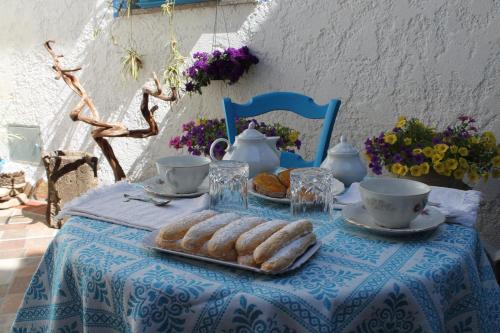 una mesa con un mantel azul con un plato de comida en B&B Piazza Municipio, en San Vito