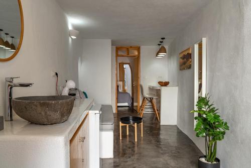 a bathroom with a sink and a counter with a bowl at Akron Cliff Suite in Fira
