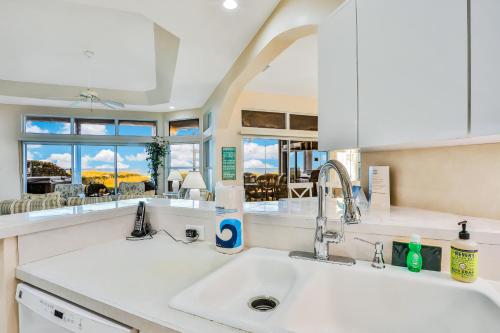 uma cozinha com um lavatório e uma grande janela em Cocoa Mansion em Cocoa Beach