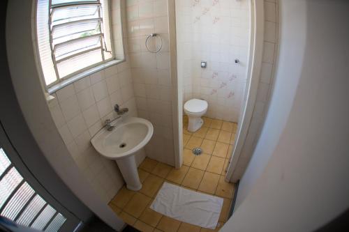 a bathroom with a sink and a toilet at Apartamento ou Flat no Centro in Campinas