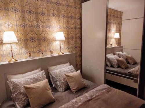 Un dormitorio con dos camas y un espejo. en Casa di Stefano apartment & SPA, en Zlatibor