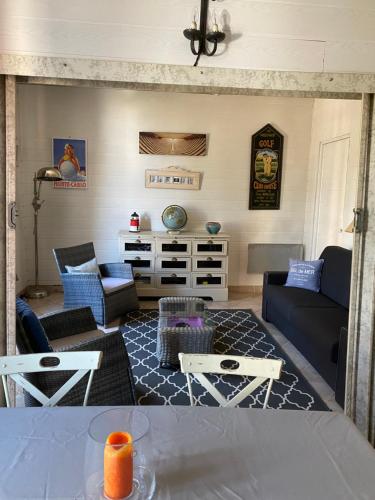 un salon avec un canapé et une table dans l'établissement Villa les carlins, à Houlgate