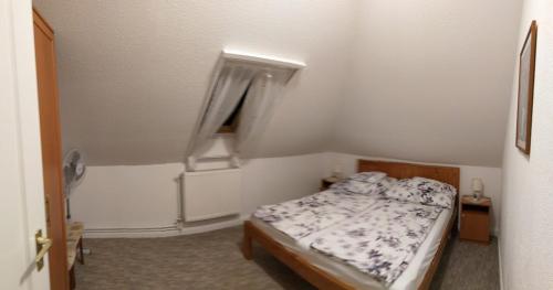 Föveny Apartmanにあるベッド