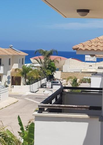 una vista dell'oceano dal balcone di una casa di PERNERA 33 Beach House a Protaras