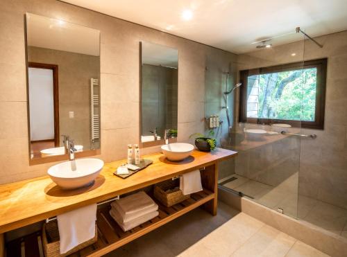A bathroom at Rakau Lodge