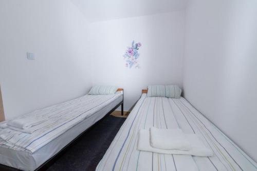 dos camas sentadas una al lado de la otra en una habitación en Domki Wrzosowe Wzgórza Nr1, en Horyniec
