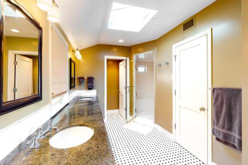 Koupelna v ubytování Sycamore Beach Retreat Fantastic Family House 1/2 Block From Beach w/Private W/D, WiFi, Central AC