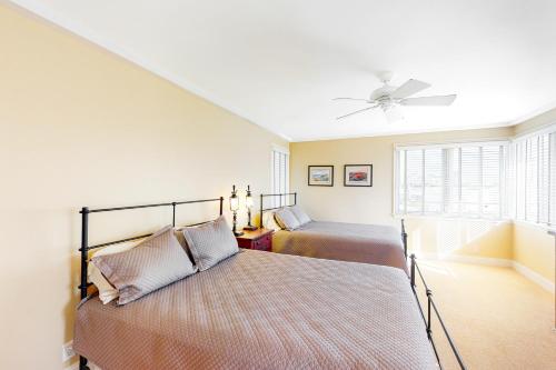 Postel nebo postele na pokoji v ubytování Sycamore Beach Retreat Fantastic Family House 1/2 Block From Beach w/Private W/D, WiFi, Central AC