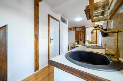 uma casa de banho com um lavatório preto num quarto em On the Rock Apartments em Sibenik