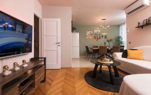 TV a/nebo společenská místnost v ubytování New Apartment Neda