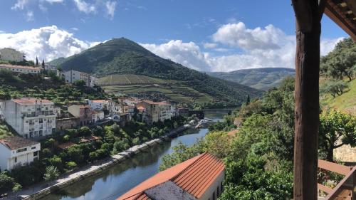 Casa da Encosta Douro Valley في بينهاو: اطلاله على نهر في مدينه بها جبال