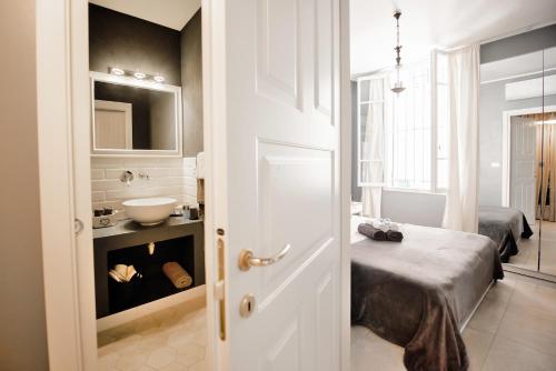 bagno con letto e lavandino in camera di Beach apartment in the center a Sanremo