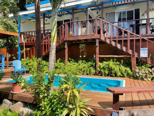 una casa con terrazza e piscina di Ariki Retreat Adults Only - Part of the ARIKI EXPERIENCE a Rarotonga