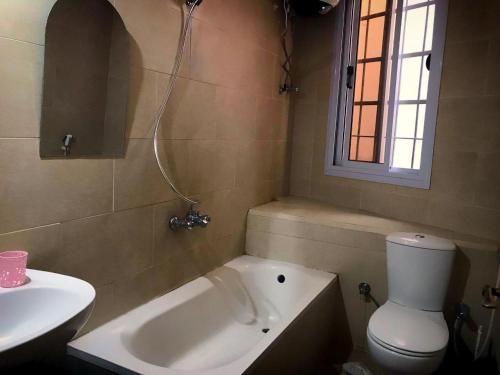 La salle de bains est pourvue d'une baignoire, de toilettes et d'un lavabo. dans l'établissement Dahab Vibes Villas, à Dahab
