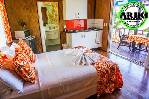 una camera con un letto con una coperta arancione e bianca di Ariki Retreat Adults Only - Part of the ARIKI EXPERIENCE a Rarotonga
