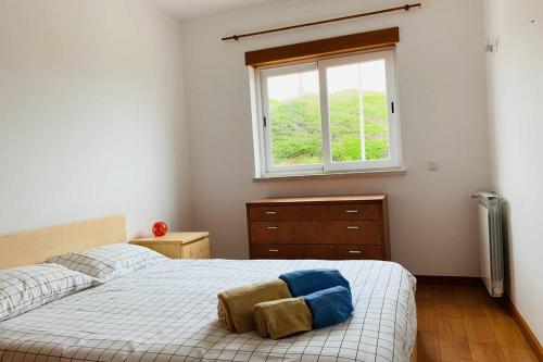 a bedroom with two beds and a window at Aparatmento T3 com vista mar em condomínio de Luxo in São Martinho do Porto