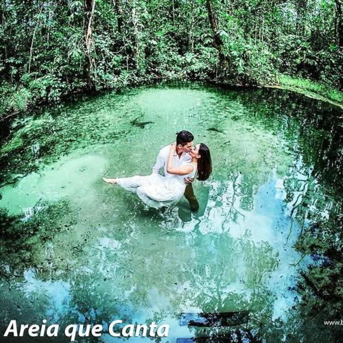 a bride and groom sitting in a pool of water at Pousada Alvorada Brotas - e agendamento das atividades turísticas in Brotas