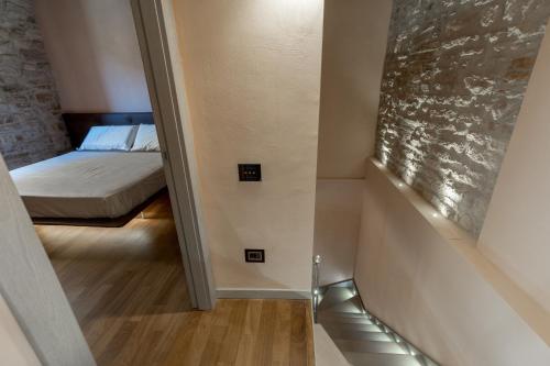 a small room with a bed and a mirror at B&B Luxury Apartment Suite Gubbio 2 camere e divano letto in Gubbio