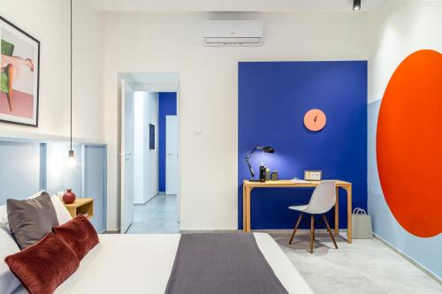ein Schlafzimmer mit einer Wand mit blauen Akzenten in der Unterkunft Stylish loft in the city center in Triest