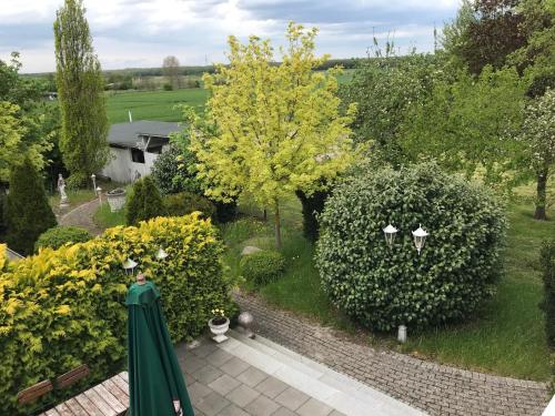 an overhead view of a garden with trees and bushes at Hotel Hennies Hannover Sehnde in Hannover