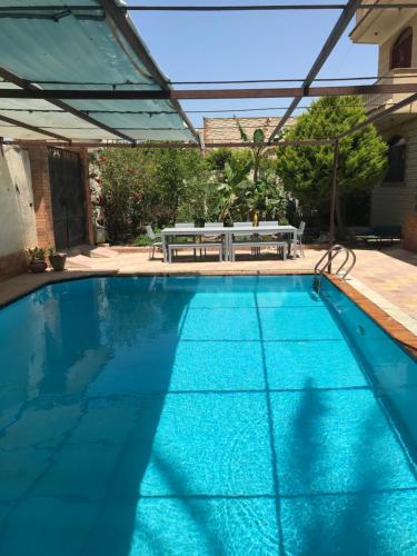 สระว่ายน้ำที่อยู่ใกล้ ๆ หรือใน 4 Bedroom superior family villa with private pool, 5 min from beach Abu Talat