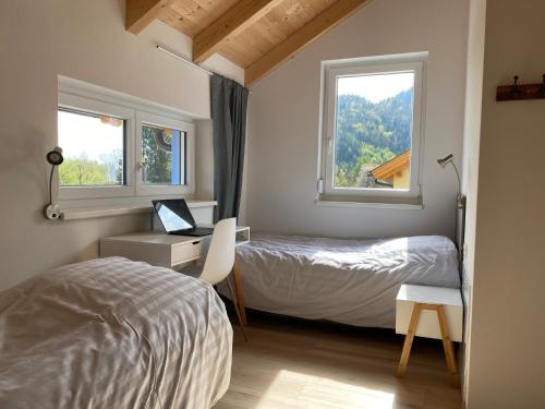 Un pat sau paturi într-o cameră la Casa Blu Kärnten - One Holiday in Three Countries - Cold&Hottub, Sauna - Piste