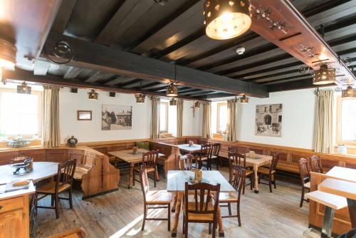 - un restaurant avec des tables et des chaises dans une salle dans l'établissement Das Geringer, à Schladming