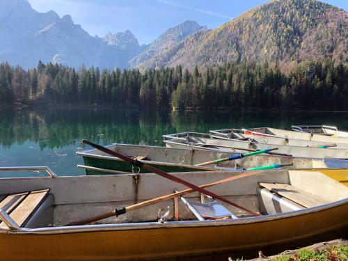 a group of boats sitting on a lake at Casa Blu Kärnten - One Holiday in Three Countries - Cold&Hottub, Sauna - Piste in Arnoldstein