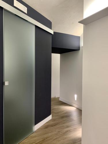 a hallway with black and white walls and wooden floors at Toledo Boutique Rooms in Naples