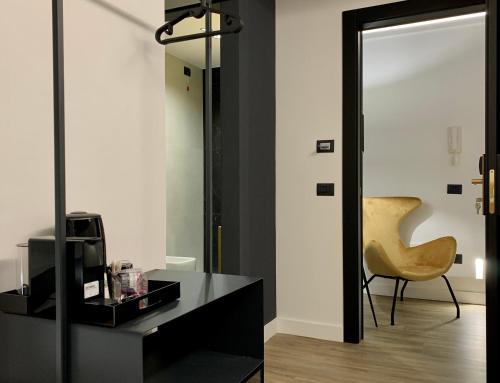 a living room with a mirror and a chair at Toledo Boutique Rooms in Naples