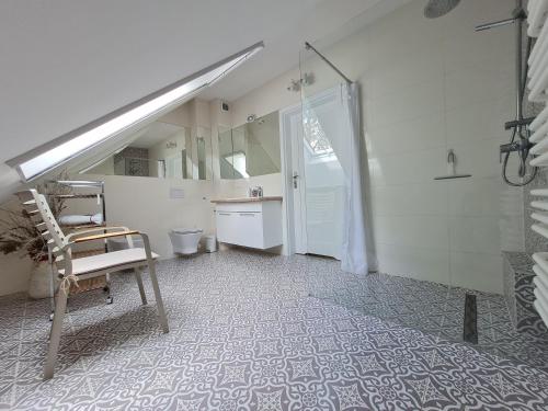 a bathroom with a chair and a sink and a toilet at Jadamowo, w 2h od Warszawy i Gdańska, Mazury House z kominkiem in Olsztynek