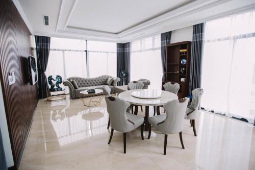 下龍灣的住宿－FLC Villa Hạ Long 4 Phòng Ngủ，客厅配有桌椅