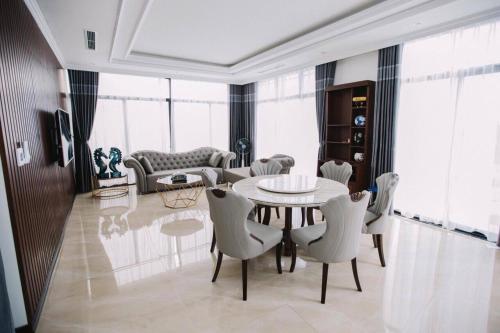 un salon avec une table et des chaises dans l'établissement FLC Villa Hạ Long 4 Phòng Ngủ, à Hạ Long