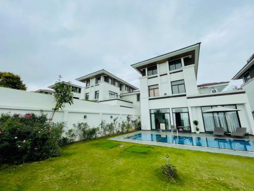 une vue extérieure d'une maison avec cour dans l'établissement FLC Villa Hạ Long 4 Phòng Ngủ, à Hạ Long