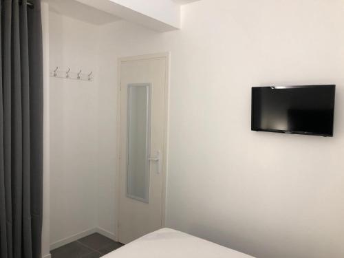 Et tv og/eller underholdning på APPARTEMENT TERRASSE VUE MER Sea view terrace apartment "Etoile de Mer"