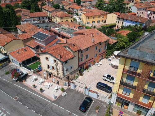an aerial view of a city with buildings at Albergo Al Cacciatore Tortellinando in Valeggio sul Mincio