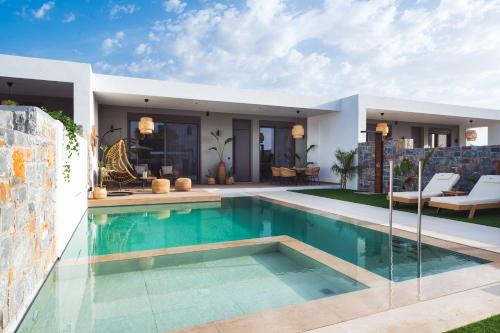 - une piscine dans l'arrière-cour d'une maison dans l'établissement Nagia Luxury Family Villas, à Analipsi
