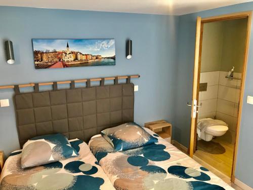 een kleine slaapkamer met een bed en een badkamer bij Maison d'hôtes Côté Saône in Lyon