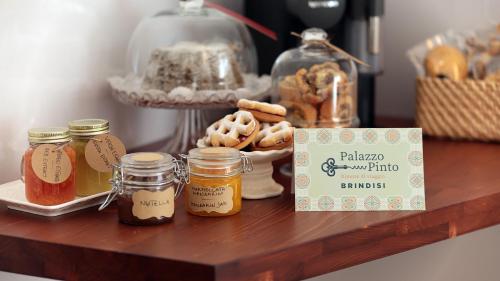 uno scaffale di legno con barattoli di miele e pane di Palazzo Pinto B&B a Brindisi