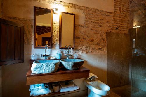 - Baño con 2 lavabos y aseo en Castillo De Pilas Bonas, en Manzanares