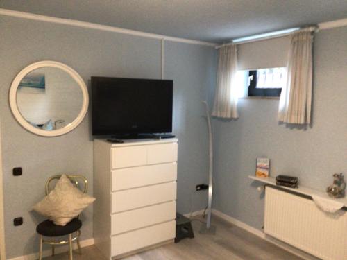 TV a/nebo společenská místnost v ubytování Ferienwohnung Höhenweg 25