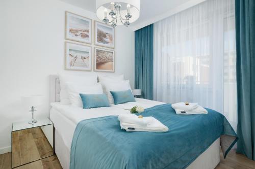 En eller flere senger på et rom på Baltini Premium Apartament Bliżej Morza