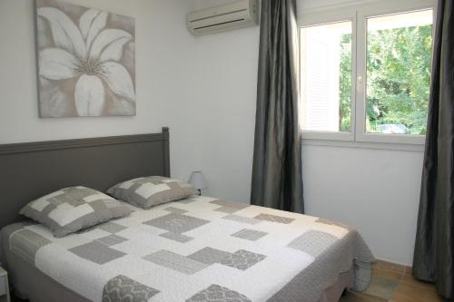 une chambre avec un lit et une fenêtre dans l'établissement A la Verte Campagne - Appartements / Gîtes, à Roquebrune-sur Argens