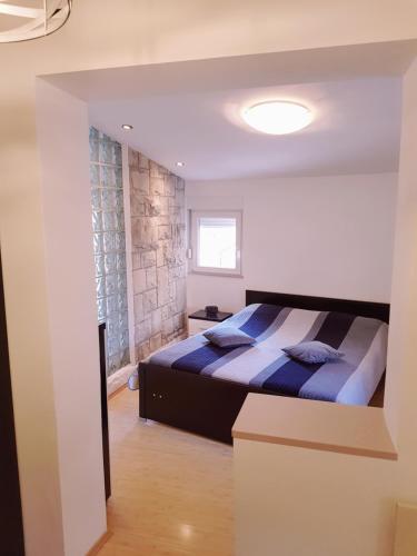 um quarto com uma cama king-size num quarto em Apartment Centar Omis em Omiš