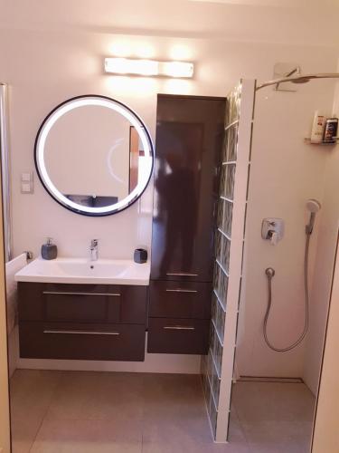 uma casa de banho com um lavatório e um espelho em Apartment Centar Omis em Omiš