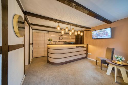 a bar in a room with a table and chairs at Hotel Am Fischmarkt in Stade