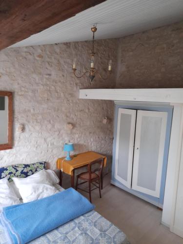 - une chambre avec un lit et un bureau avec une table dans l'établissement Arcade S, à Sainte-Marie de Ré